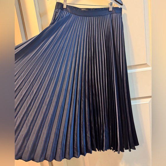 NWT Abercrombie & Fitch Luxe Navy Satin Pleated Midi Skirt – Medium - Picture 6 of 7
